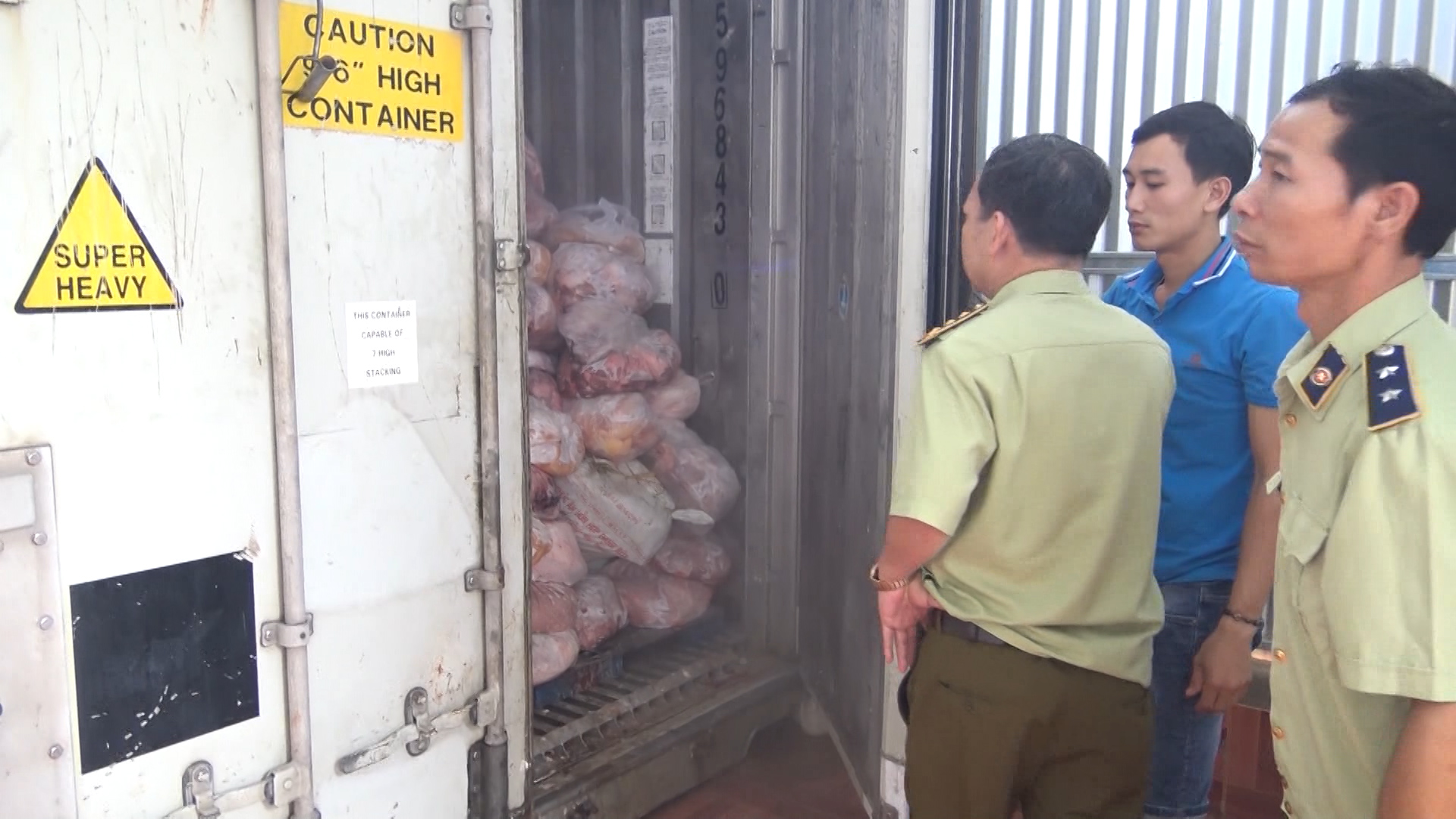 Hơn 40 tấn thịt không rõ nguồn gốc đang bốc mùi tại cơ sở làm giò chả